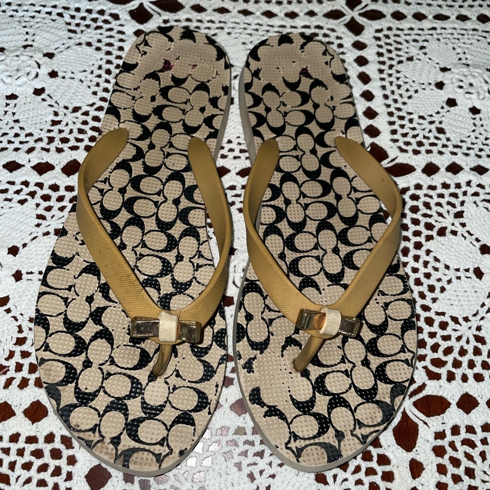 Coach Amel Gold Bow Sandal Flip Flops Size 7-8 Women’s Tan